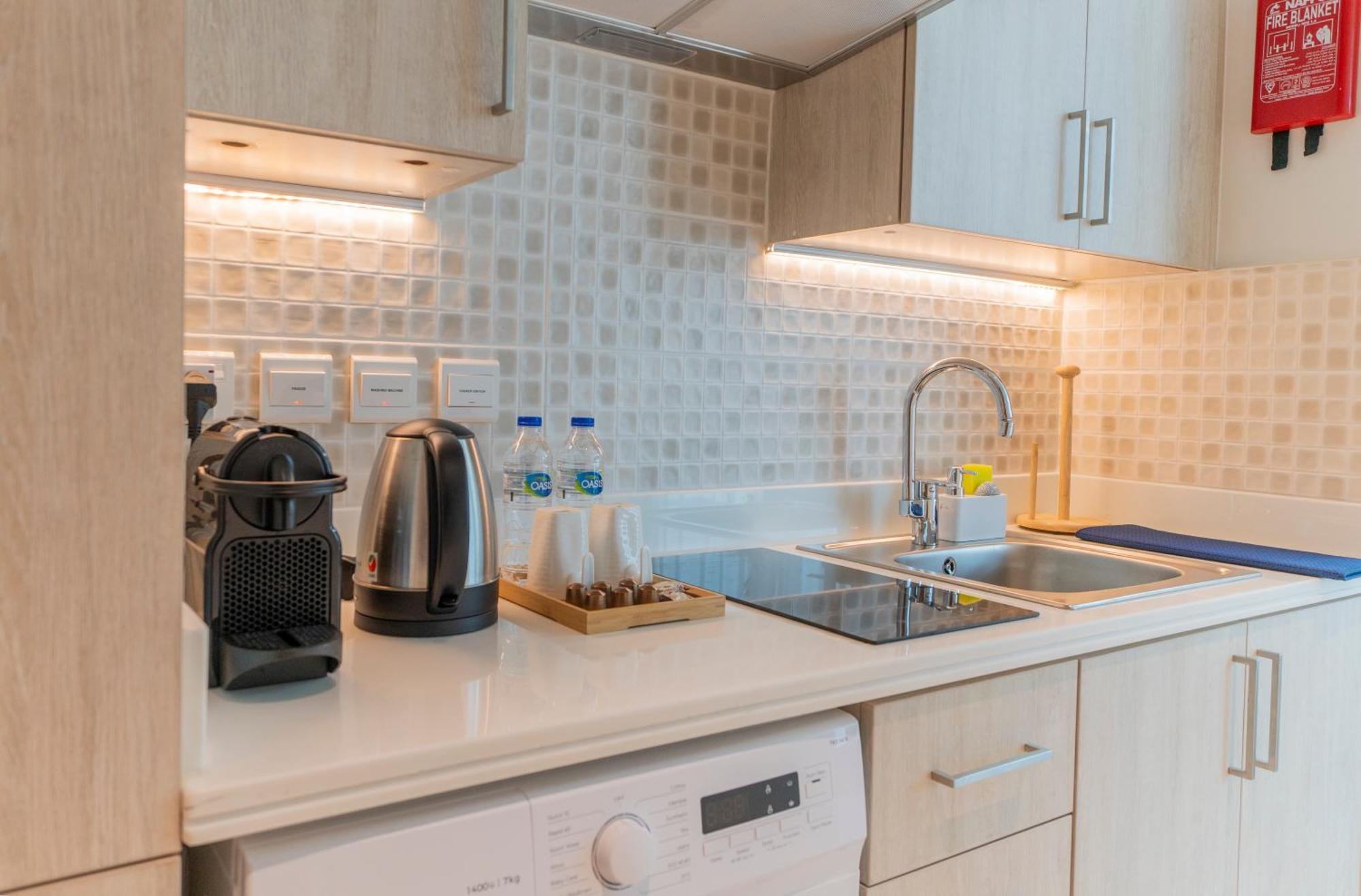 Studio With Pool And Private Beach Access On Palm Jumeirah ดูไบ ภายนอก รูปภาพ